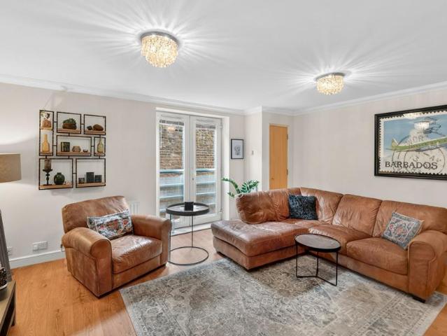 Flat for sale in Isle Of Dogs, Greater London