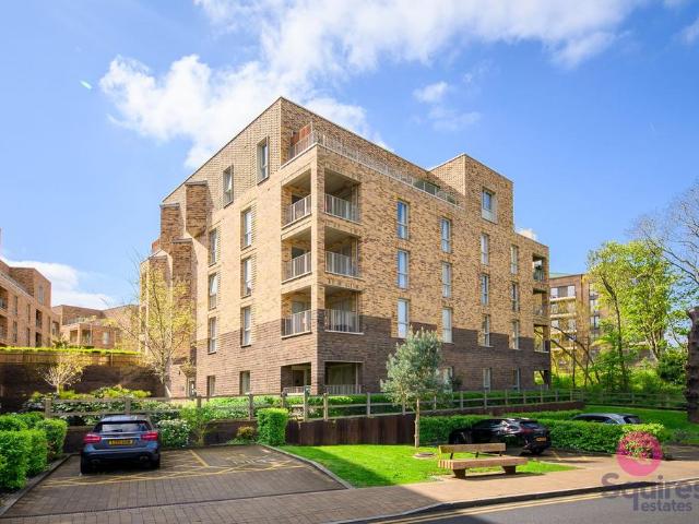 Flat for sale in Mill Hill, Greater London