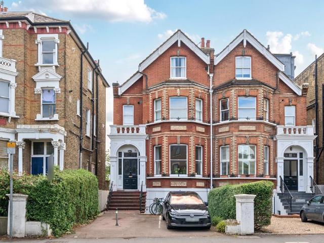 Flat for sale in London Borough of Merton, Raynes Park