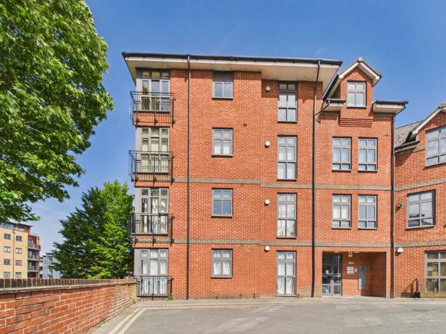 Flat for sale in Reading