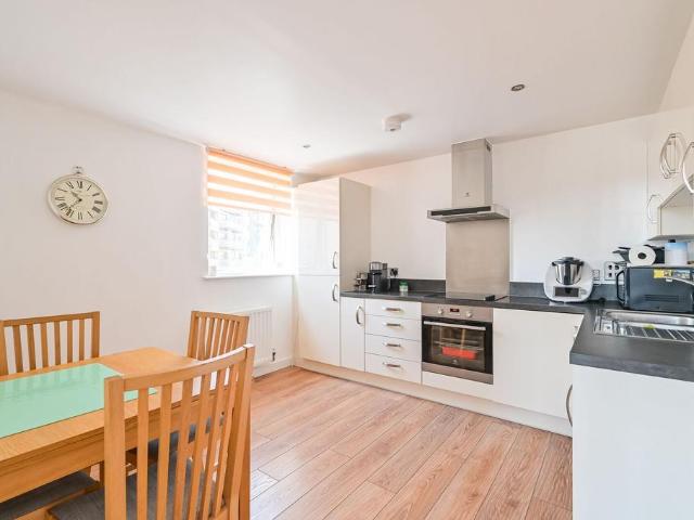 Flat for sale in Bromley-by-Bow, Bow