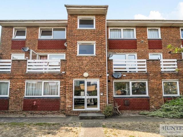 Flat for sale in Barnehurst, Greater London