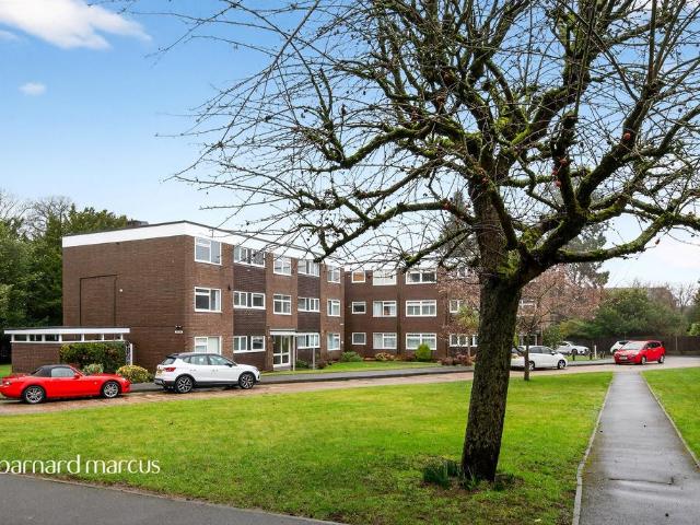 Flat for sale in Woodcote, Epsom
