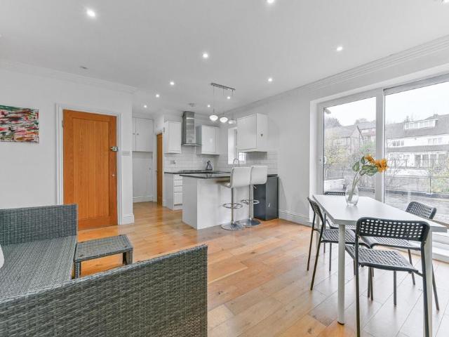 Flat for sale in London Borough of Croydon, Purley