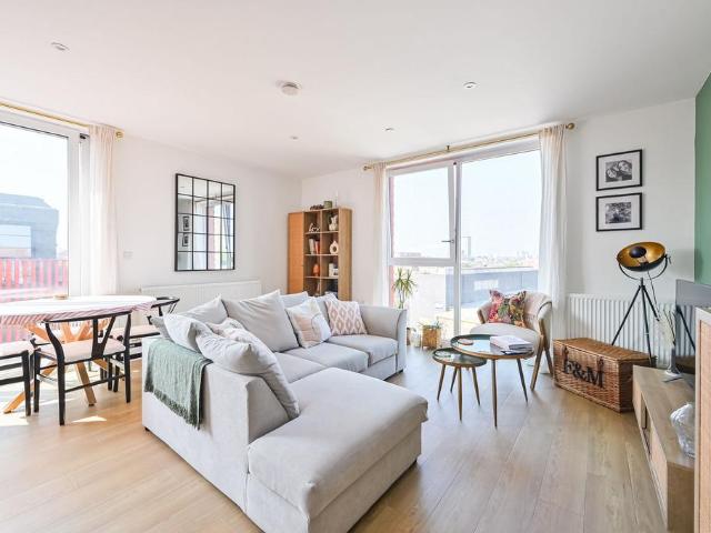 Flat for sale in Old Ford, Bow