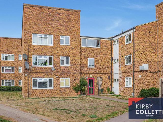 Flat for sale in Turnford, Broxbourne