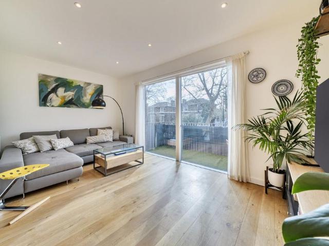 Flat for sale in Oval, Greater London