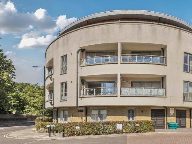 Flat for sale in Hampton Wick, Greater London