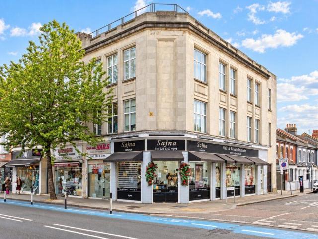 Flat for sale in Upper Tooting, Greater London