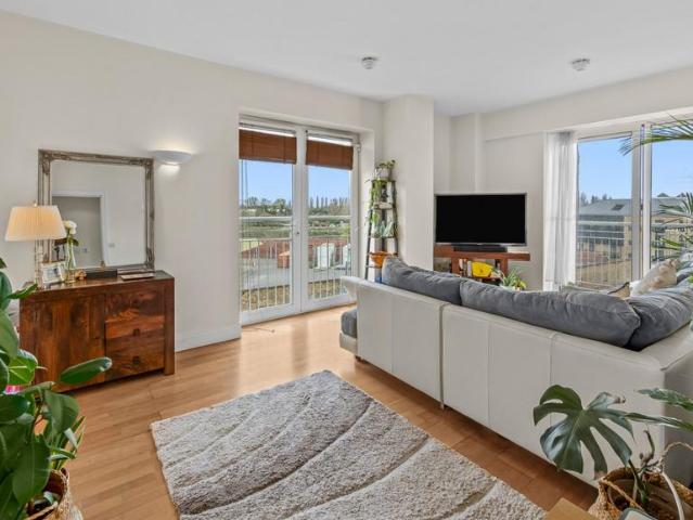 Flat for sale in Mortlake, Greater London
