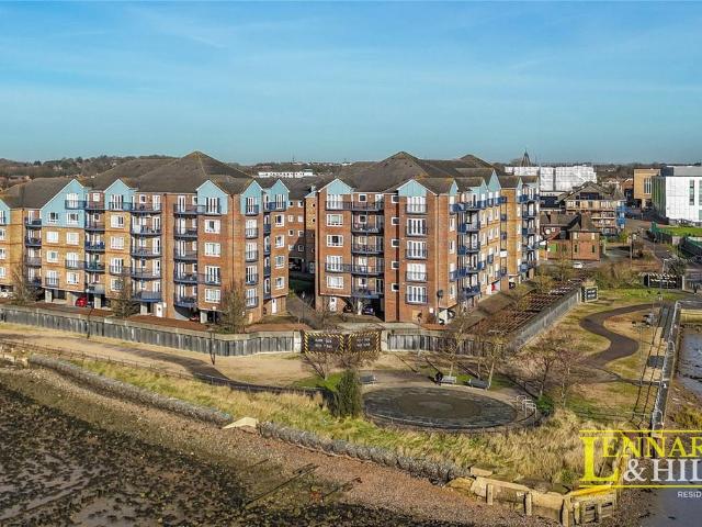 Flat for sale in Grays, Essex