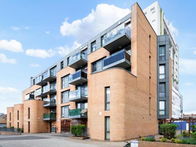 Flat for sale in London Borough of Hounslow, Greater London
