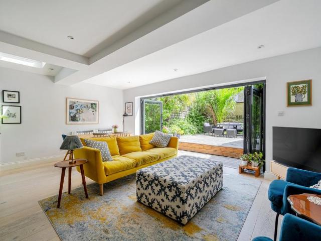Flat for sale in Balham, Greater London