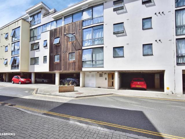 Flat for sale in Midway, Kent