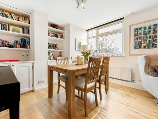 Flat for sale in Balham, Greater London