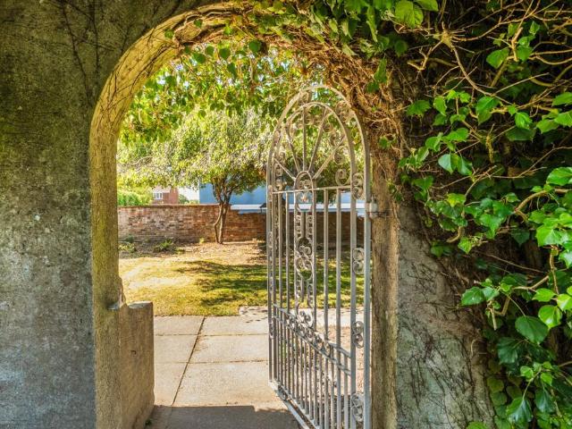 Flat for sale in Hawkenbury, Sandown Park