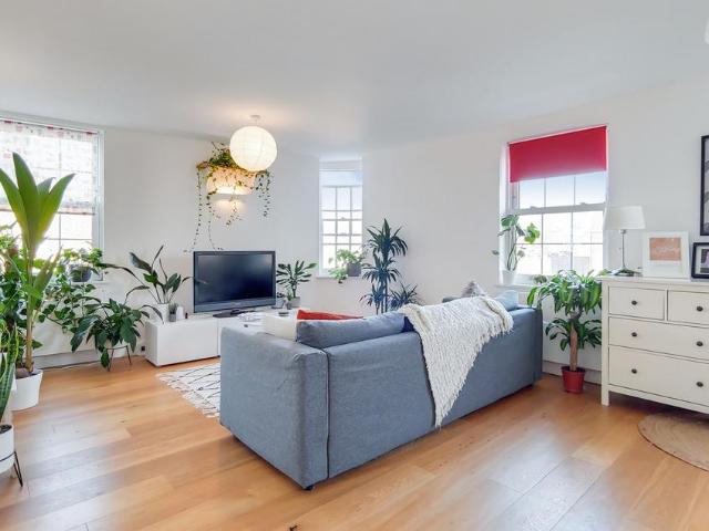 Flat for sale in London Borough of Croydon, Norbury