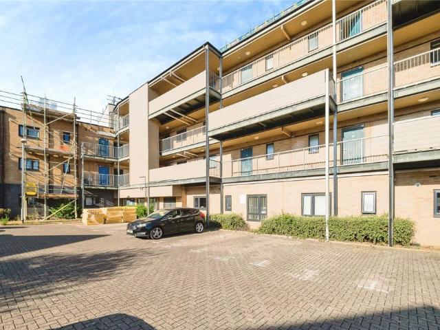 Flat for sale in South Ockendon, Essex
