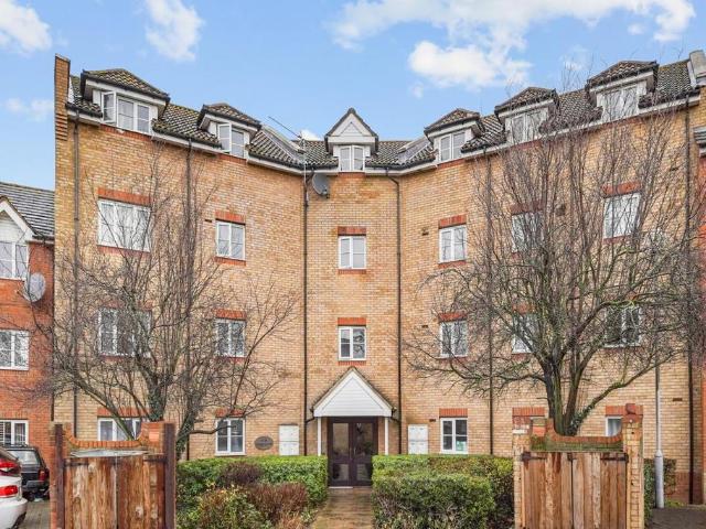 Flat for sale in Thames View, Greater London
