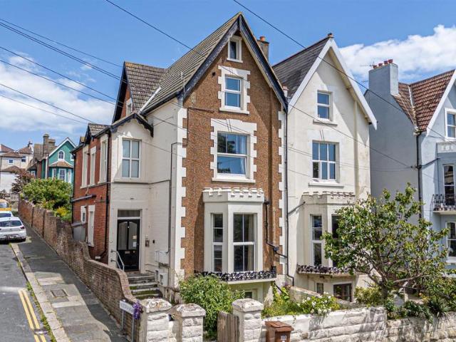Flat for sale in Bohemia, Guestling Green