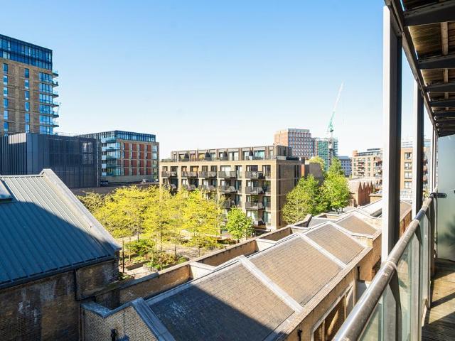 Flat for sale in Plumstead, Greater London