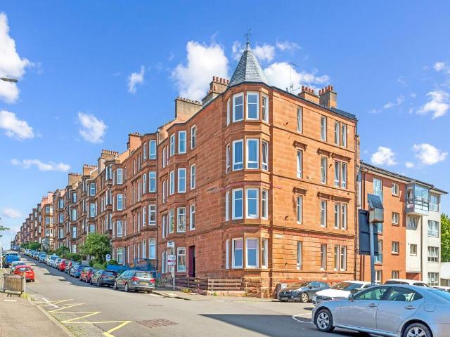 Flat for sale in Broomhill, Scotland