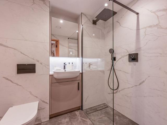 Flat for sale in Isle Of Dogs, Greater London