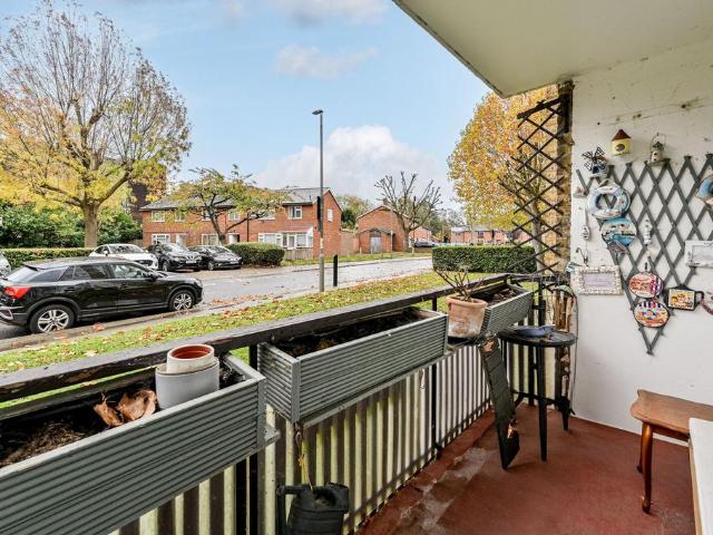 Flat for sale in Summerstown, Greater London