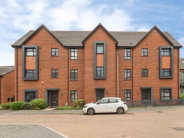 Flat for sale in Arnfield Woods, Tameside
