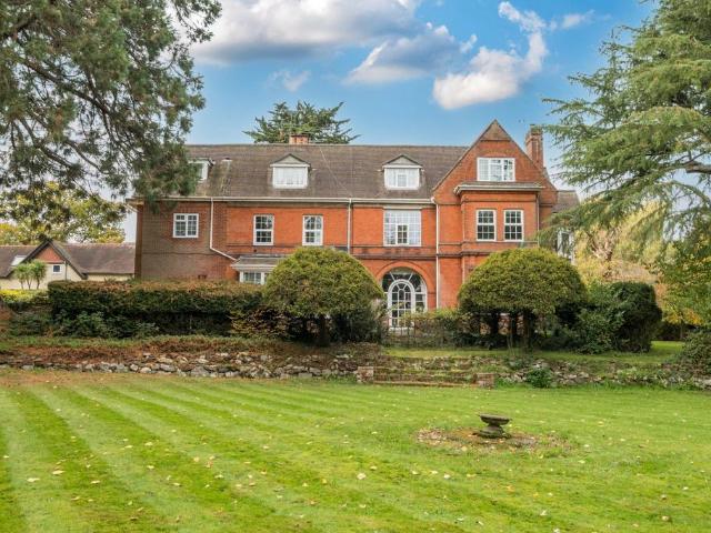 Flat for sale in Fole, Surrey