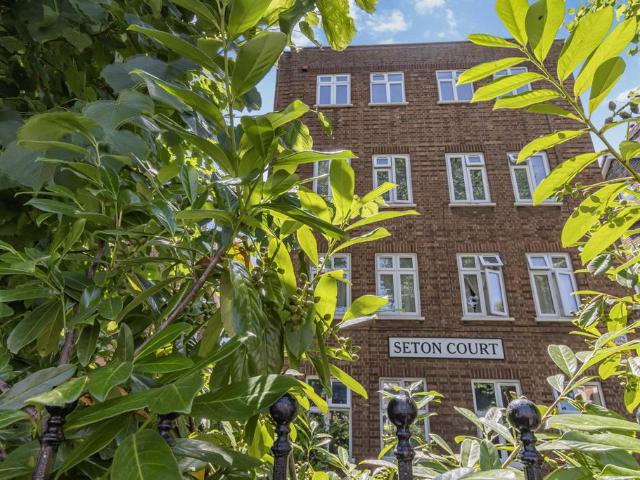 Flat for sale in Leytonstone, Greater London