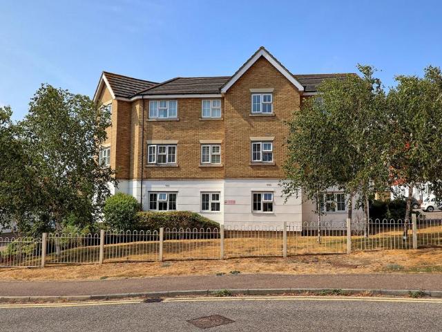 Flat for sale in Purfleet, Essex