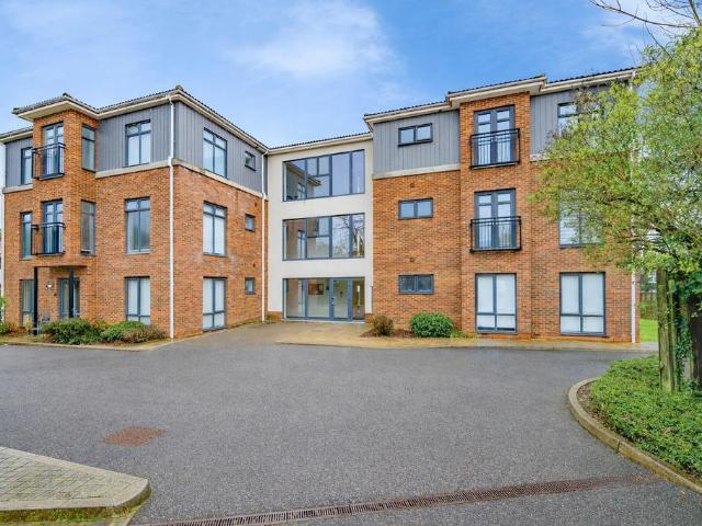 Flat for sale in Pouchen End, Hertfordshire