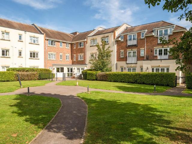 Flat for sale in Horsham, West Sussex