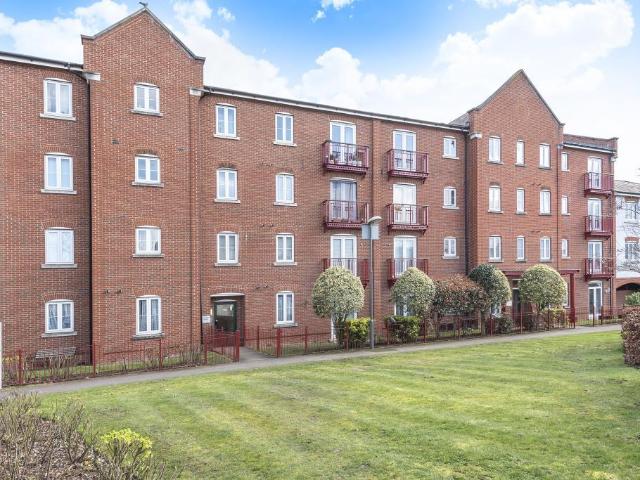 Flat for sale in Southcourt, Aylesbury