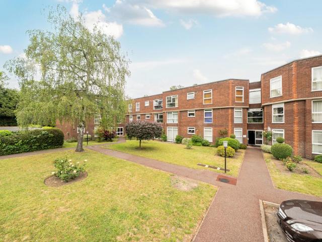 Flat for sale in Elmbridge, Surrey