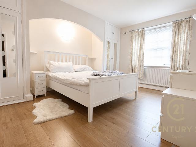 Flat for sale in Southfields, Greater London