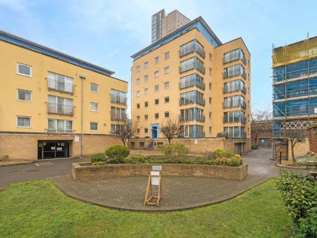 Flat for sale in Canary Wharf, Greater London