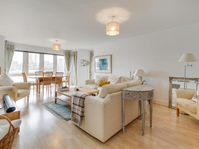 Flat for sale in Isle Of Dogs, Isle Of Man