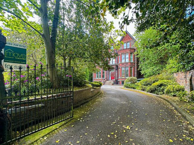 Flat for sale in Calderstones