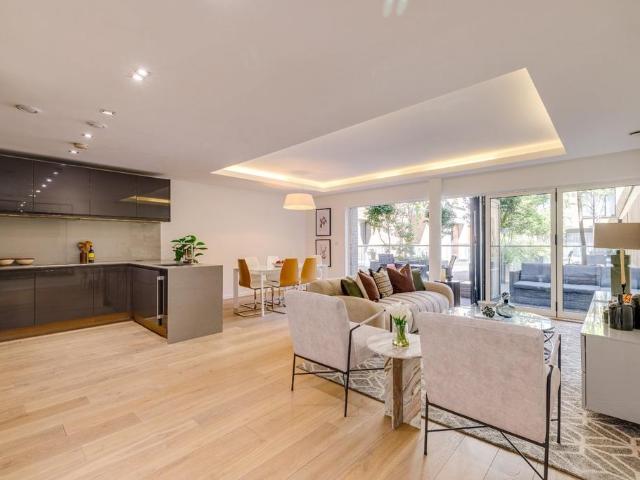 Flat for sale in Fulham, Walham Green