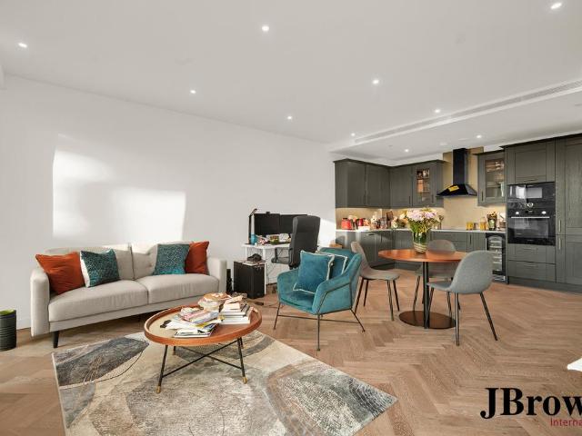 Flat for sale in St. George in the East, Wapping
