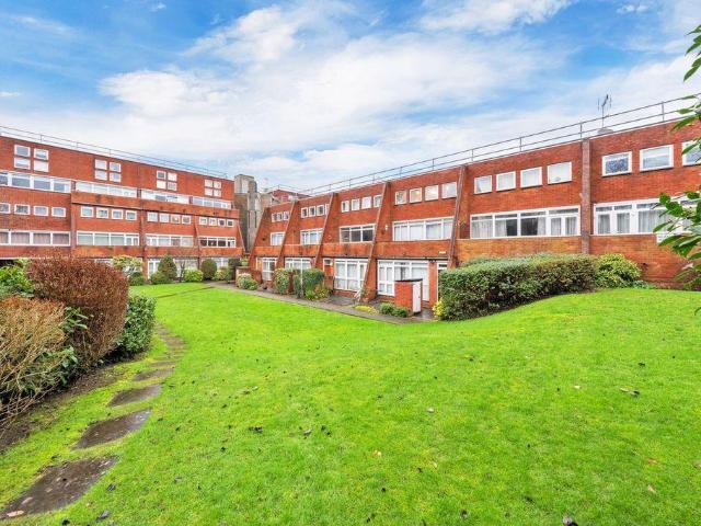 Flat for sale in Woodside Park, Greater London