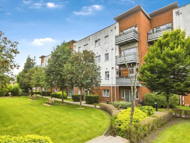 Flat for sale in Hale End, Greater London