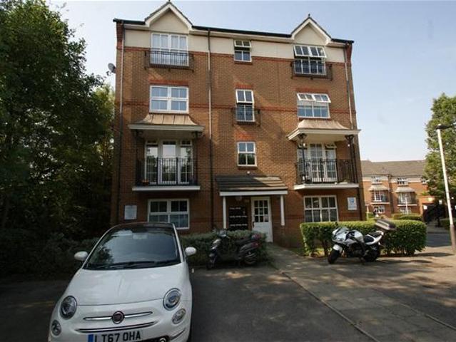 Flat for sale in London Borough of Ealing, Greater London