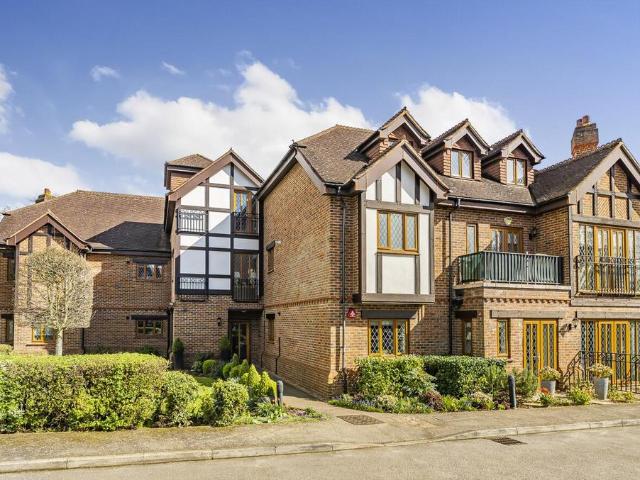 Flat for sale in Little Stanmore, Greater London