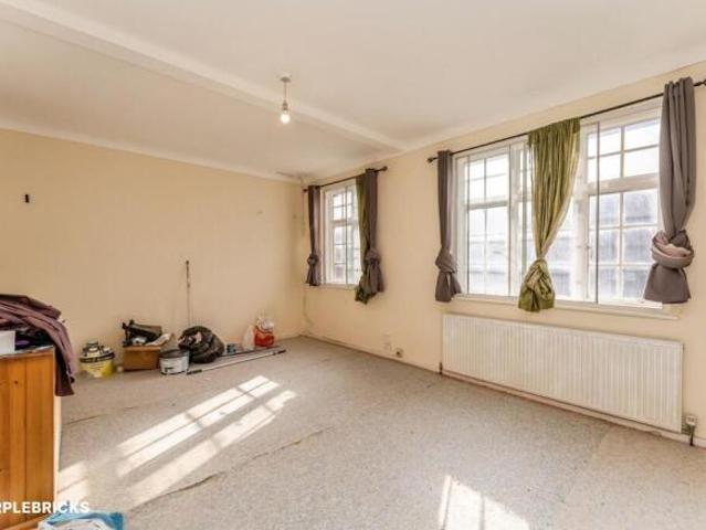 Flat for sale in Cat Hill, England