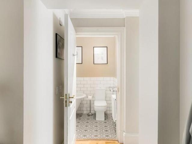 Flat for sale in Hillhead, Scotland