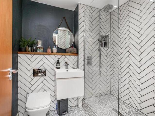 Flat for sale in North Leith, Scotland