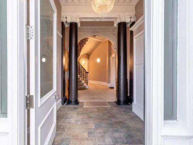 Flat for sale in Dowanhill, Scotland
